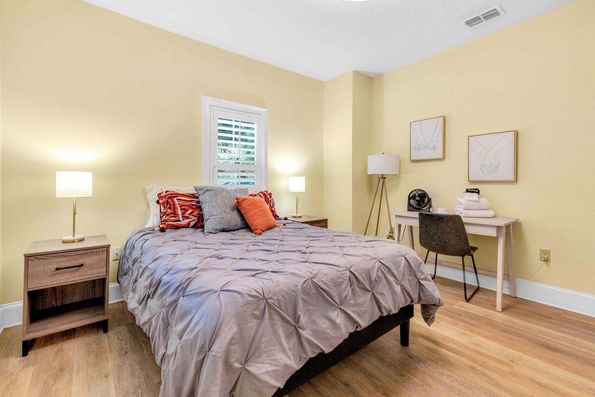 1142- Super cute, 1 mile to Vystar, great for pets & family