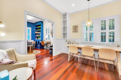 1142- Bamboo Oasis, Great Entertaining, 1 Mile to Arenas, Pet & Family Friendly