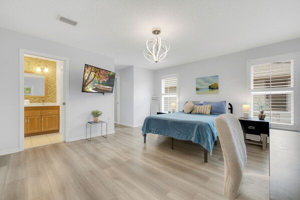 3 bedrooms, desk, iron/ironing board, free WiFi