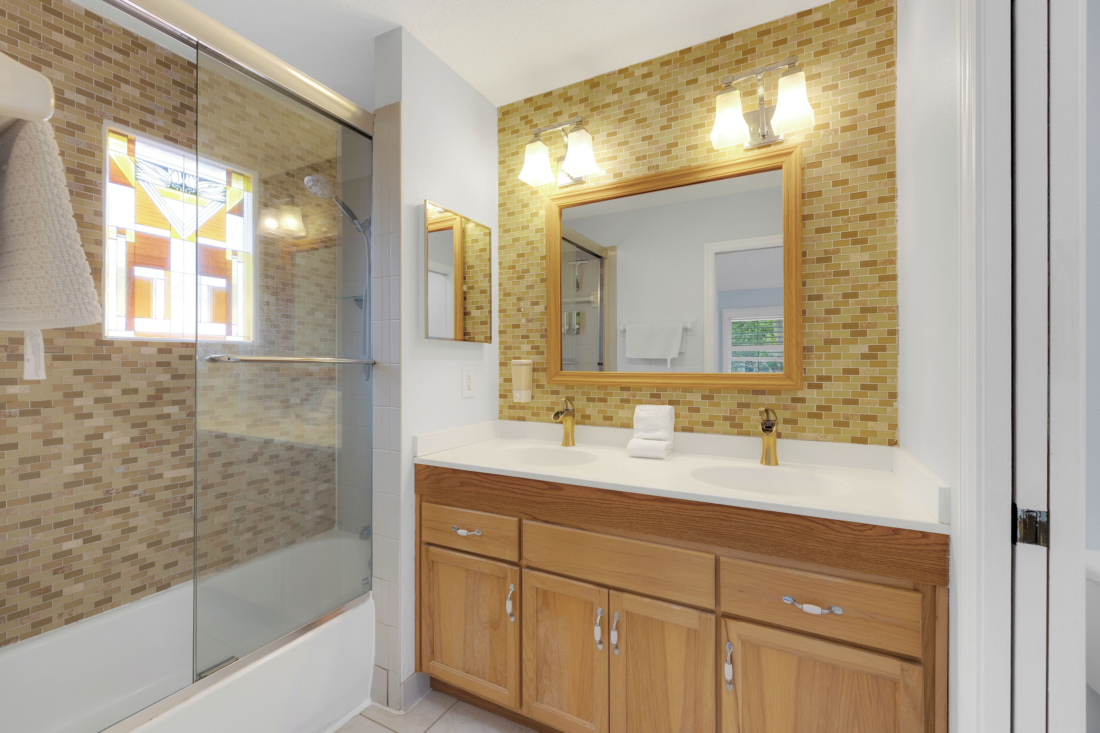 Amenidades de baño ecológicas, secadora de cabello, toallas, jabón 