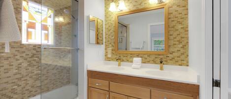 Amenidades de baño ecológicas, secadora de cabello, toallas, jabón