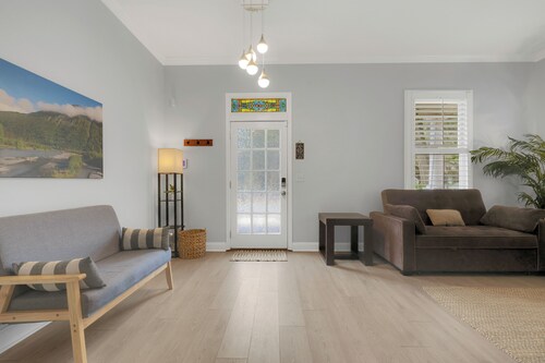 1413- Just Peachy, Spacious Entertaining, Arenas 1 Mile, Pet & Family Friendly