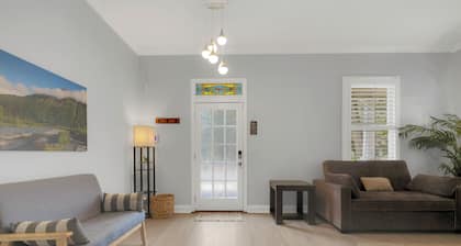 1413- Just Peachy, Spacious Entertaining, Arenas 1 Mile, Pet & Family Friendly