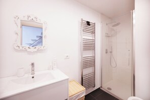 Apartment, Hill View | Bathroom | Shower, rainfall showerhead, free toiletries, hair dryer