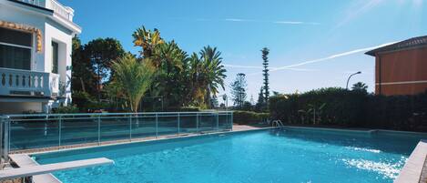 Kauden mukainen ulkouima-allas