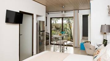 Deluxe Studio Suite, Non Smoking | Individually decorated, individually furnished, blackout curtains