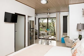 Deluxe Studio Suite, Non Smoking | Individually decorated, individually furnished, blackout drapes - Tico Tico Villas Adult Only (Quepos)