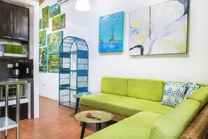 Deluxe Suite, 2 Bedrooms, Non Smoking, Pool View | Living area