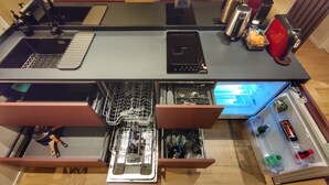 A compact kitchen with a dishwasher, a coffee maker, and a kettle. - Moma - Design Smart Rooms - Bari Central Station (Bari)
