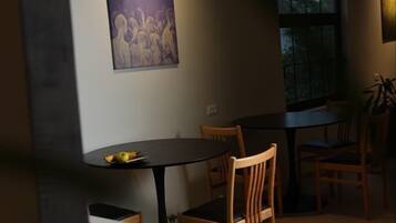 Két bảo mật tại phòng, truy cập Internet không dây miễn phí