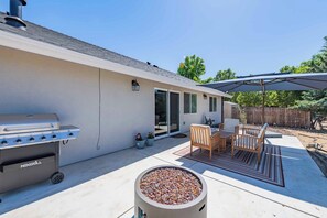 Outdoor dining - Mid-Century Mod Ranch in Wine Country! (Paso Robles)