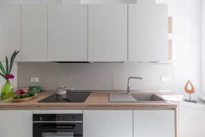 Fridge, oven, stovetop, dishwasher