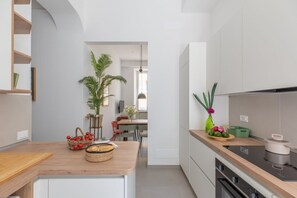 Fridge, oven, stovetop, dishwasher