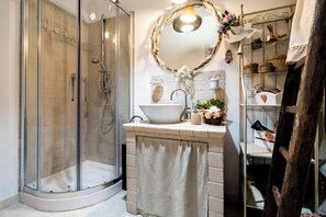 House | Bathroom | Shower, hair dryer, bidet, towels - Trullo Fragno by Wonderful Italy (Noci)