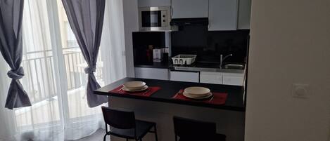Réfrigérateur, micro-ondes, plaque de cuisson, cafetière/bouilloire