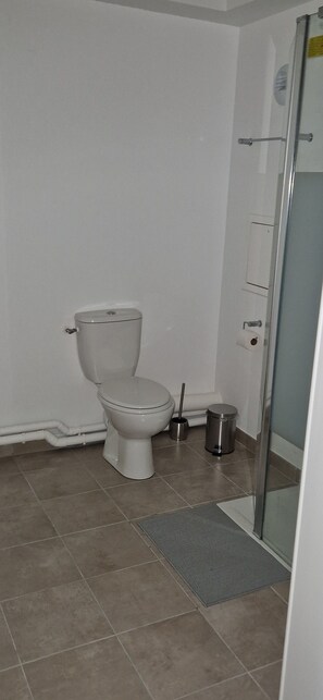 Douche, sèche-cheveux, serviettes fournies, savon