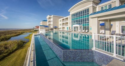 Walk to the Beach. Pool & Mini Golf