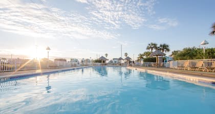 Walk to the Beach. Pool & Hot Tub. Mini Golf