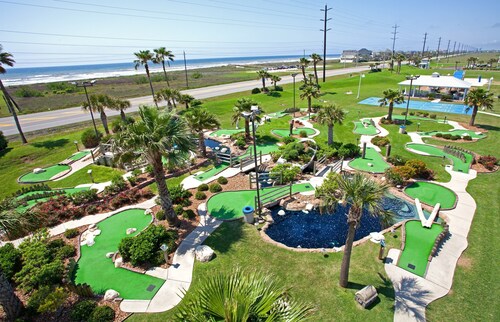 Walk to the Beach. Pool & Mini Golf