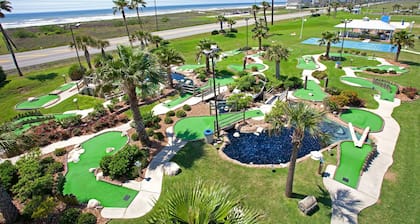 Walk to the Beach. Pool & Mini Golf