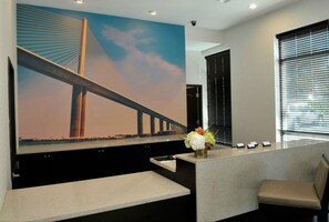 Lobby - Free Breakfast, Free Shuttle, Outdoor Pool! Near Downtown! (St. Petersburg)