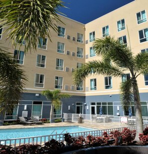 Pool - Free Breakfast, Free Shuttle, Outdoor Pool! Near Downtown! (St. Petersburg)
