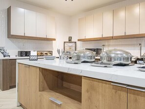 Réfrigérateur, micro-ondes, plaque de cuisson, lave-vaisselle