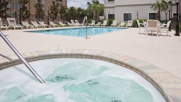 Een verwarmd zwembad