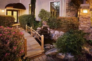 Property grounds - Suite | Free Shuttle Access + Breakfast + Pool (Atlanta)