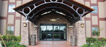 Free Breakfast Buffet + Outdoor Pool | Comfy Suite