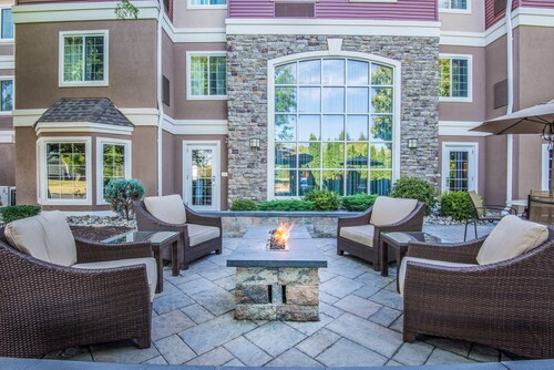 Free Breakfast! Studio with Pool Access. Near Lehigh Valley International Airport