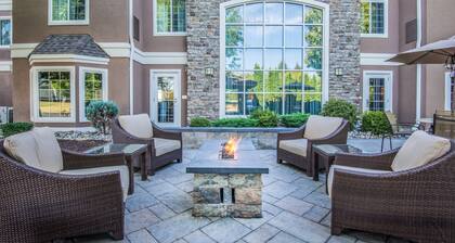 Free Breakfast! Studio with Pool Access. Near Lehigh Valley International Airport