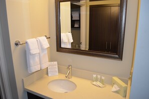 Towels, soap, shampoo, toilet paper - Queen Studio Suite | Free Breakfast + Pool (Bowling Green)