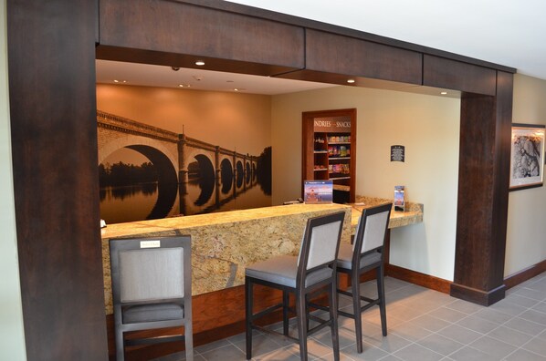 Bar (on property) - Queen Studio Suite | Free Breakfast + Pool (Bowling Green)
