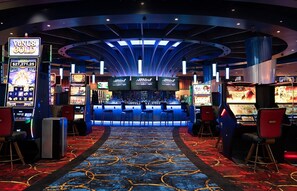 Casino - Queen Studio Suite | Free Breakfast + Pool (Bowling Green)
