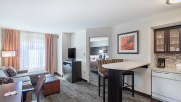 Televisión, reproductor de DVD y oficina