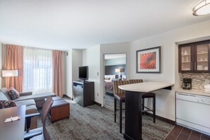 TV, DVD player, offices - Free Breakfast. Outdoor Pool. 10 Min from University of Delaware! (Newark)