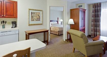 King Suite. Free Breakfast Buffet. Pool. 20 Minutes to Princeton.