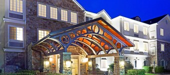 Free Breakfast Buffet. Outdoor Pool. Great for Groups + Only 30 Min from Six Flags!