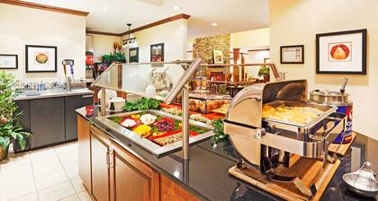 King Suite. Free Breakfast. Pool & Gym. Close to the University of Tennessee Arboretum!