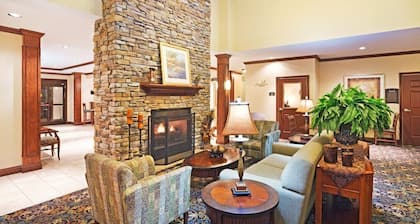 King Suite. Free Breakfast. Pool & Gym. Close to the University of Tennessee Arboretum!