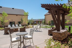 Outdoor dining - Free Breakfast. Pool. Gym. Quick Drive to Rock Creek Country Club! (Hillsboro)
