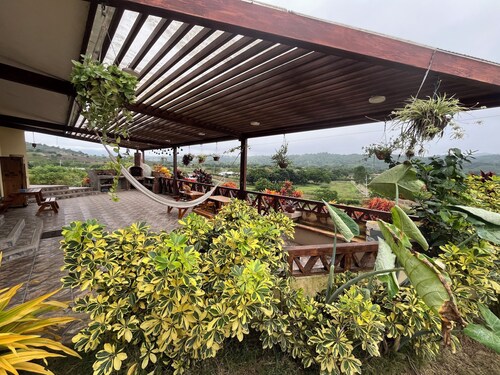 Enorme y lujosa quinta con piscina, cuadron a 10 minutos de montañita, playa