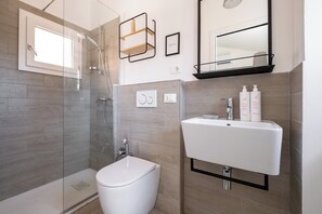 Appartement | Salle de bain | Douche, articles de toilette (gratuits), séchoir à cheveux, bidet