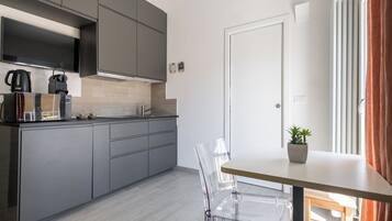 Apartment | Eigene Küche | Kühlschrank, Mikrowelle, Ofen, Herdplatte