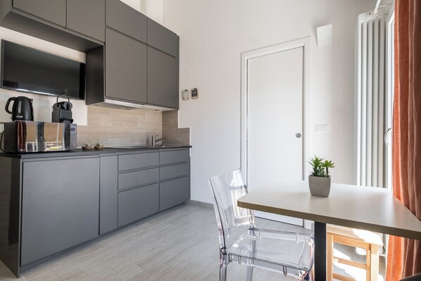 Apartment | Private kitchen | Fridge, microwave, oven, stovetop - Appartamento vicino all'Orto Botanico (Bologna)