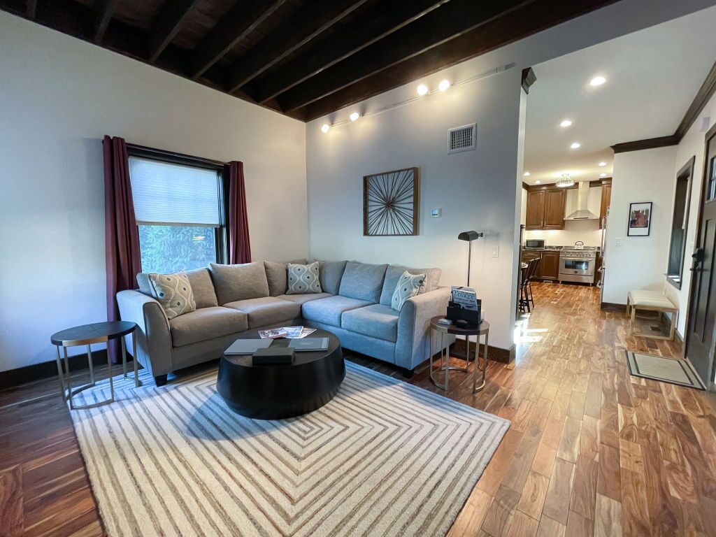 Televisión, chimenea y oficina 