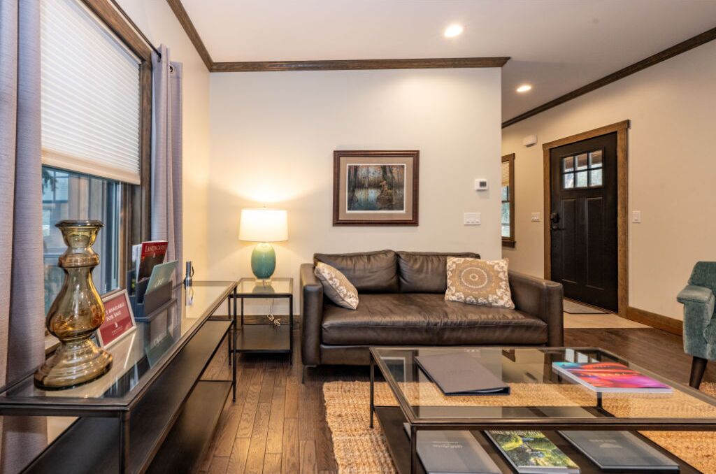 Een televisie, een open haard en een kantoor