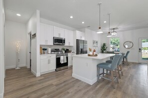 Private kitchen - Modern & Spacious 4/2 Home Great for Families! (Port Charlotte)