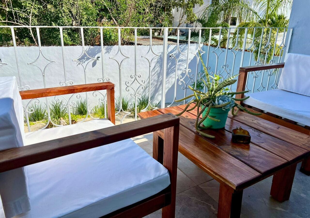 Habitación de diseño, 1 cama de matrimonio grande, baño privado, vistas al patio | Terraza o patio